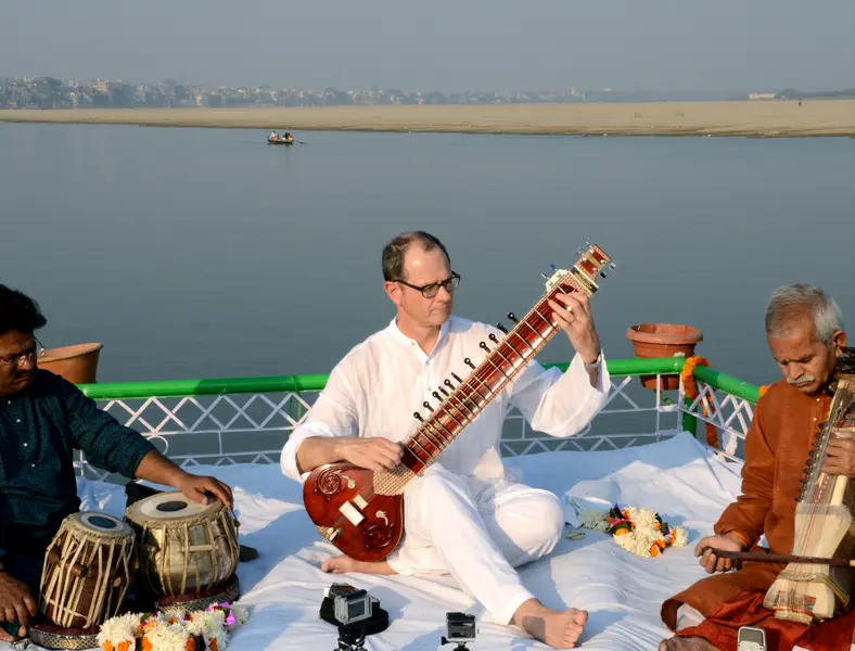 Sitarkonzert mit Santosh Kumar Mishra (Sarangi) und Kuber Nath Mishra (Tabla) in Varanasi, Indien am 02.12.2013